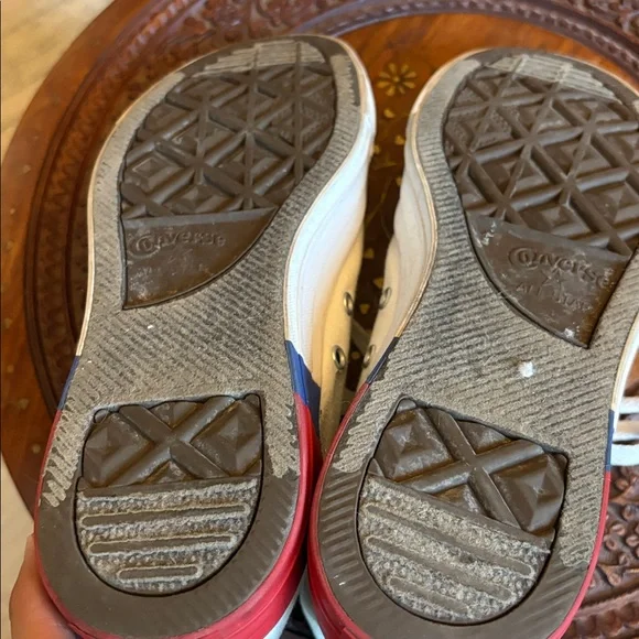 White Converse with small touches of color - Picture 4 of 4